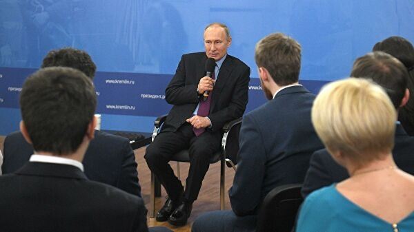 <br />
Ответ Путина рассмешил участников встречи в Череповце<br />
